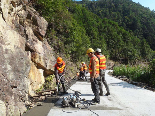 公路硬路肩人工施工中